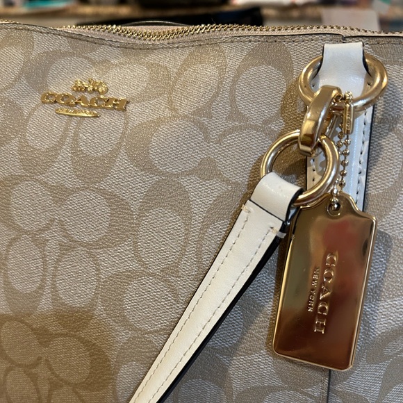 Meet your Posher, Beverly - Picture 11 of 12